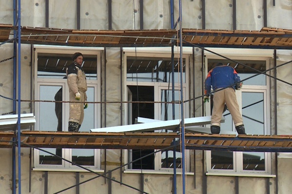 На улице Почтовой ремонтируют фасады домов