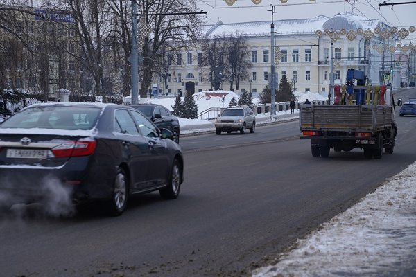 Улицы Рязани обрабатывают противогололедными средствами