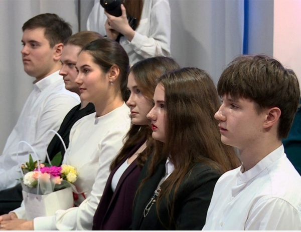 Студентам вручили именные стипендии Губернатора