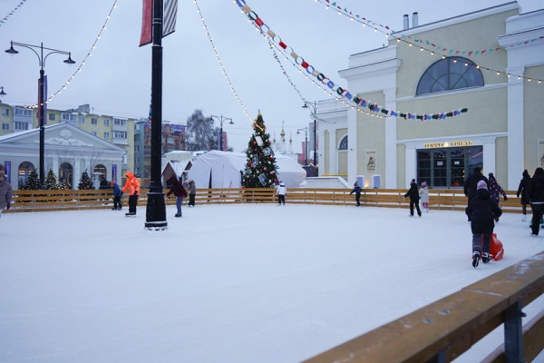 В Рязани продолжает работу каток на ВДНХ