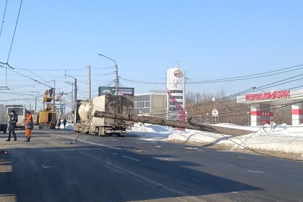 На Московском шоссе в Рязани упала опора ЛЭП