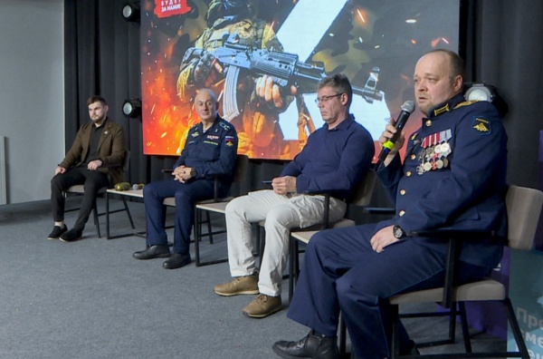 Ветераны СВО пообщались со школьниками в Доме молодежи