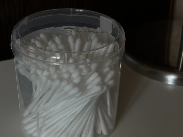 Рязанка едва не оглохла из-за использования ватных палочек