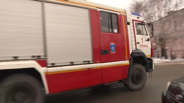 16 человек тушили пожар в центре Рязани