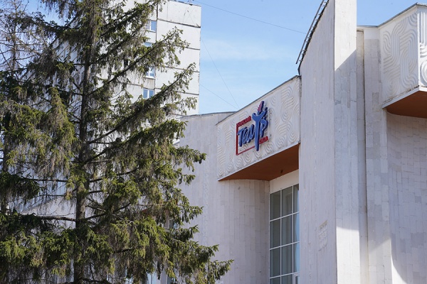 Губернатор оценил благоустройство территории у театра кукол