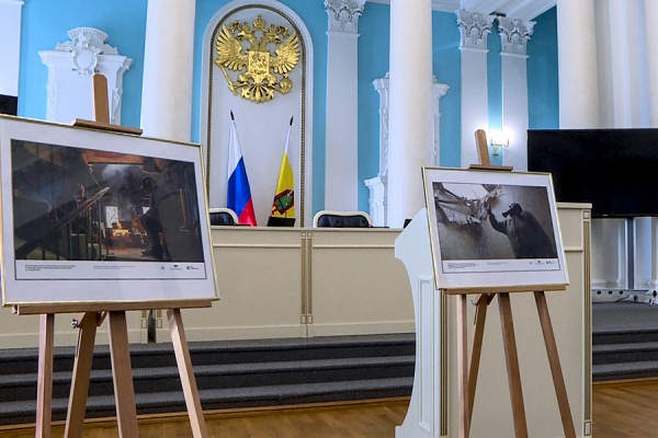 В областной Думе открылась фотовыставка о жизни в зоне СВО