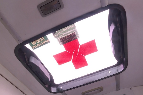 Двух человек доставили в больницу после аварии в Рыбном