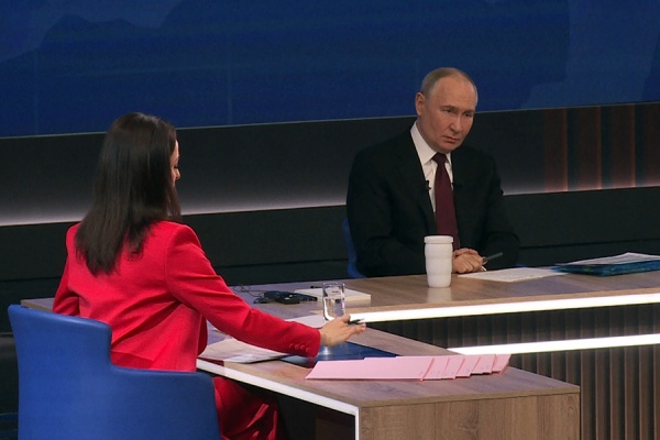 Началась прямая линия с Президентом Владимиром Путиным