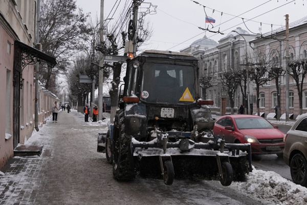 На рязанских улицах продолжается уборка снега