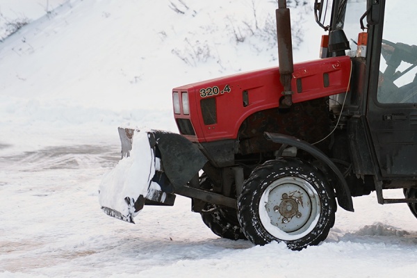 Дорожники борются со снежными заносами на рязанских трассах