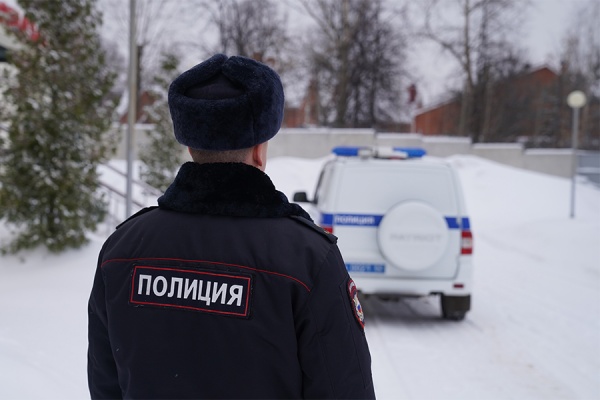 В Сасово пьяный мужчина угрожал гостям лопатой