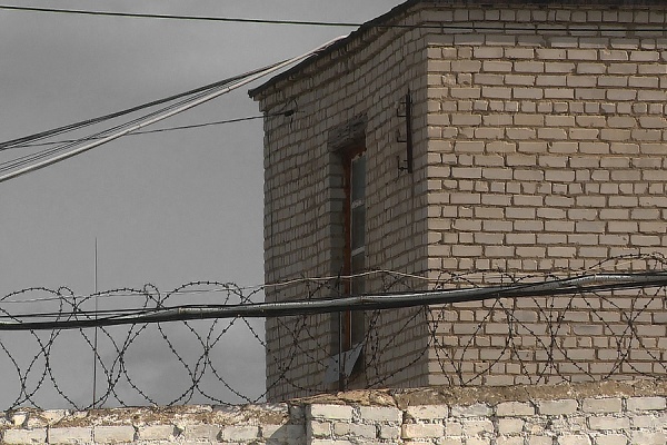 Пять телефонов пытались передать осужденным ИК-6