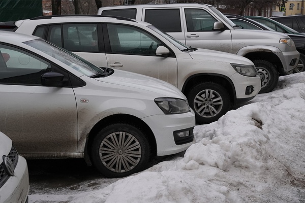 Рязанцев просят не парковать автомобили на улице Бирюзова