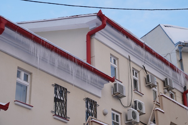 Павел Малков поручил усилить работу по очистке крыш от снега