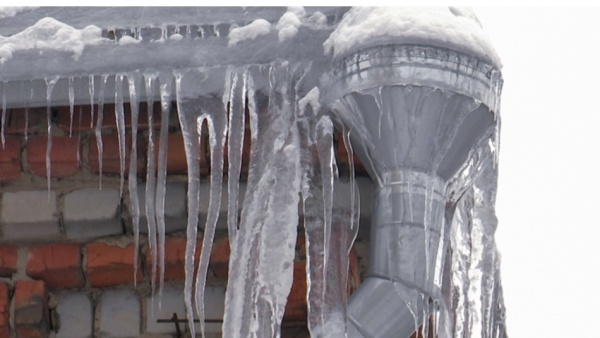 Рязанцев предупреждают об опасности схода снега с крыш