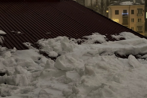Из-за скопившегося снега повреждена кровля еще одного жилого дома