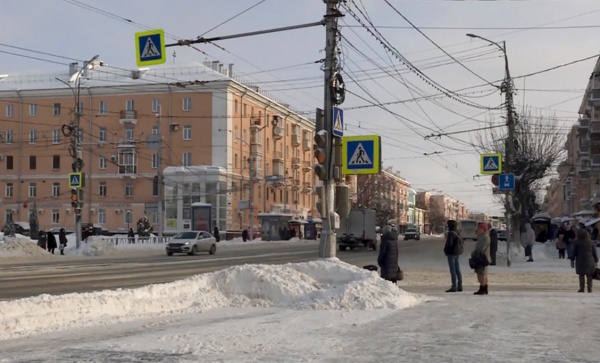 На рязанца упала наледь с крыши дома на Первомайском проспекте