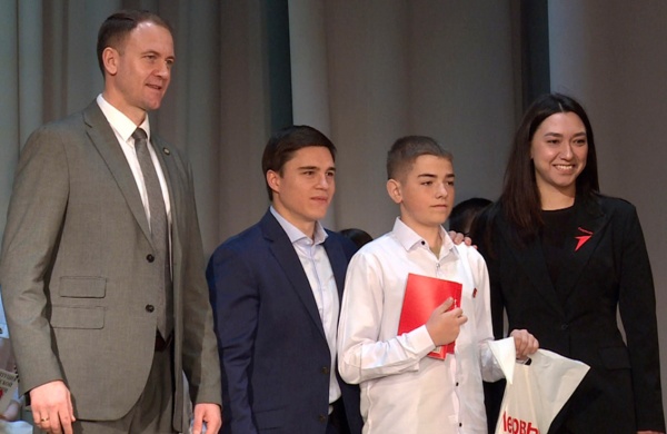 Олимпийский чемпион Никита Нагорный вручил паспорта рязанцам