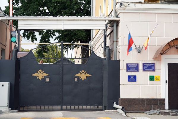 Ревнивая рязанка угрожала зарубить супруга топором