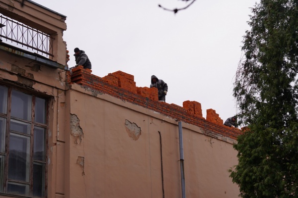 В кинотеатре «Родина» реставрируют фасады, лестницы и своды Монье