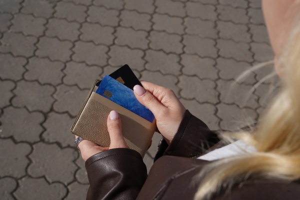 Жительница Ермишинского округа потратила 10 тысяч с карты соседки