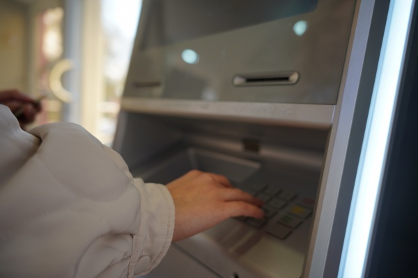 Рязанца будут судить за кражу наличных из банкомата