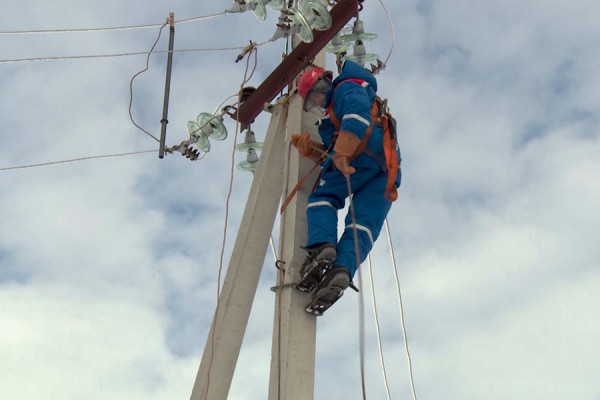 47 бригад энергетиков восстанавливают свет после аварии