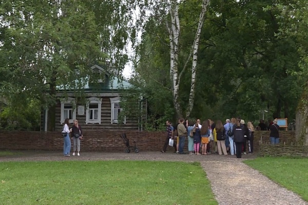 В музее в Константинове проводят антиклещевую обработку